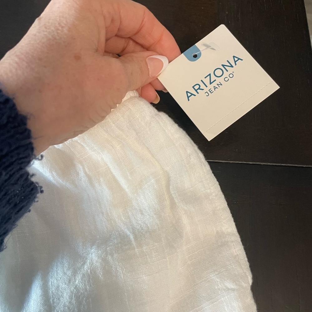 BNWT Arizona Women’s White Floral Embroidered Shorts in size medium - Picture 5 of 10